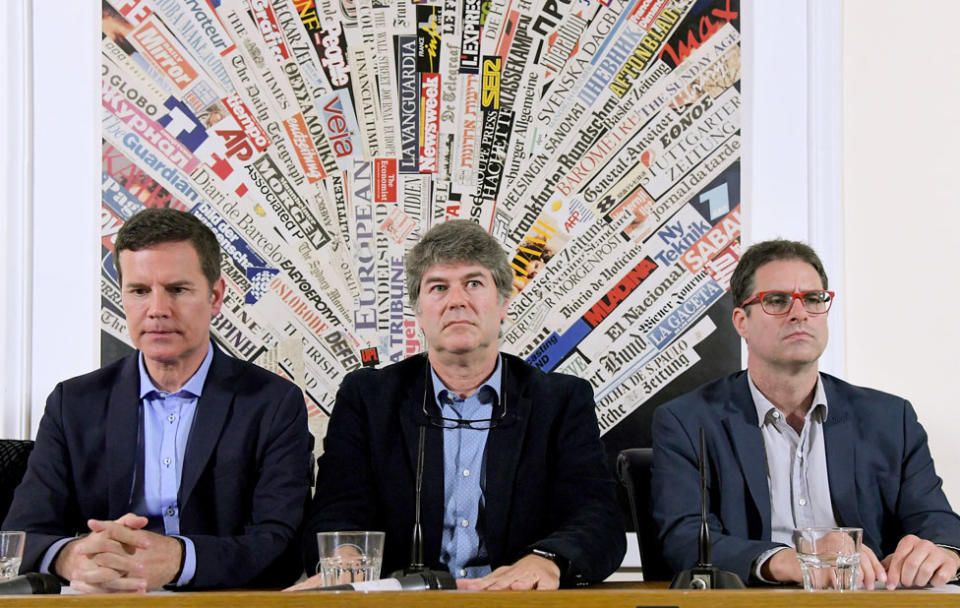 Víctimas del abuso sexual en Chile: Jose Andrés Murillo (derecha), James Hamilton (centro) y Juan Carlos Cruz (izquierda), en una rueda de prensa en Roma en mayo de 2018.