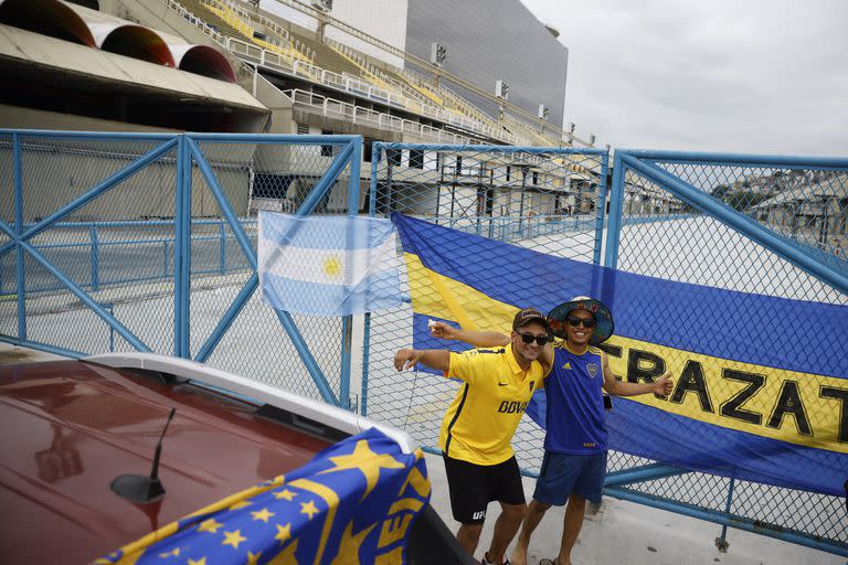 Los primeros visitantes en instalarse frente al Sambódromo de Río de Janeiro, el lugar destinado a los hinchas de Boca que no vayan a mirar el partido en el estadio.