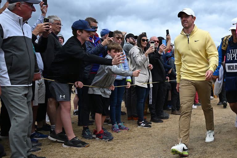 Reconocimiento y aplausos para Rory McIlroy en el camino al tee del 14