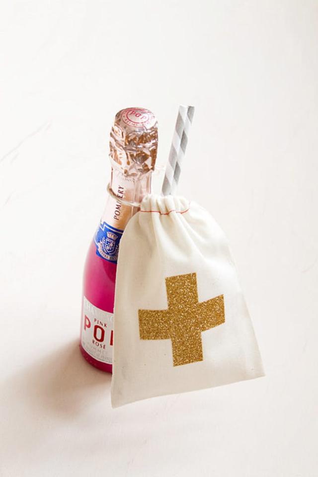 11 DIY Wedding Favor Cocktail Kits