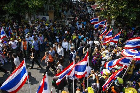 Workers of the Cooperative Auditing Department leave after anti-government protesters locked it and forced their evacuation in central Bangkok January 24, 2014. REUTERS/Athit Perawongmetha