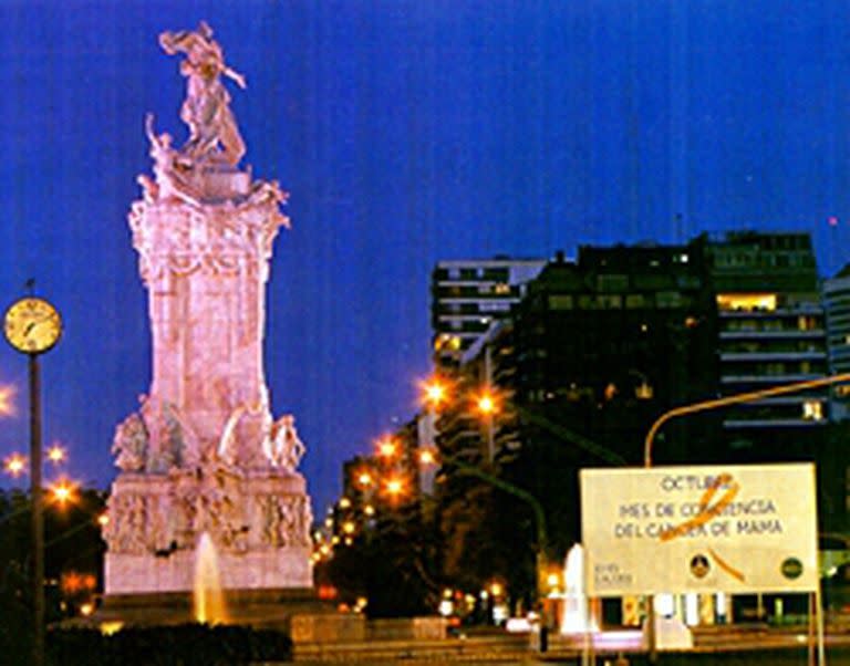 El Monumento de los Españoles de Buenos Aires iluminado de rosa, en Octubre, como llamado de atención