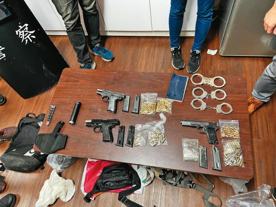警方偵辦南投康建公司槍擊案，查獲歹徒使用的PAK改造子彈及槍枝。（警方提供）