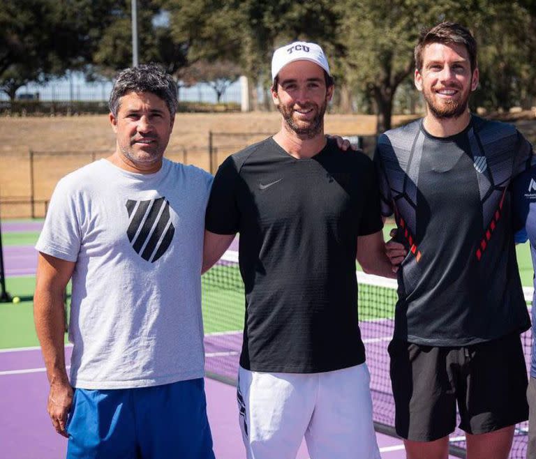 Cameron Norrie junto a su cuerpo técnico argentino, Julián Romero y Facundo Lugones