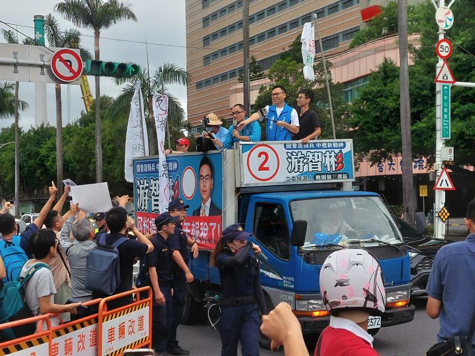 國民黨支持者下午開著選舉戰車挑釁立院外民眾，引起一震互相叫罵。攝影：陳昭宏