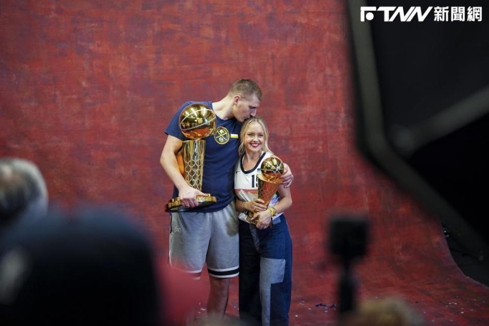 約基奇（左）與妻子娜塔莉亞（右）一同拿著NBA總冠軍獎盃和MVP獎盃合影（圖／美聯社）
