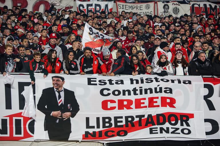 Las banderas de Gallardo, presentes en el Monumental