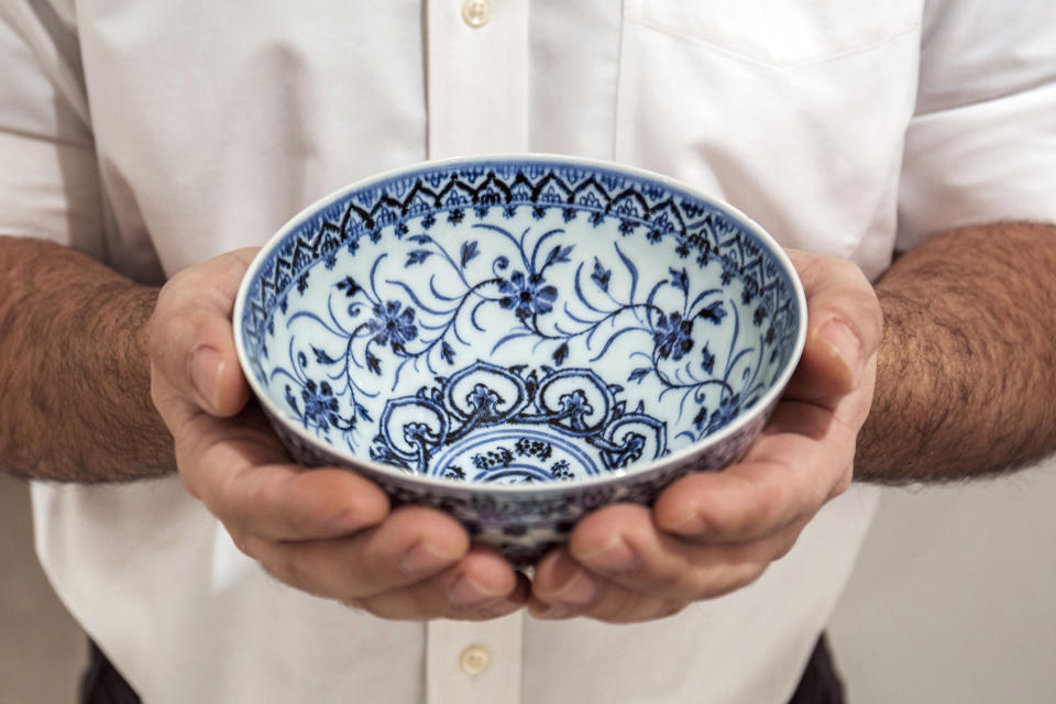 En esta imagen proporcionada por Sotheby's en Nueva York el martes 2 de marzo de 2021, un pequeño tazón chino de porcelana adquirido por 35 dólares en una venta de garaje de Connecticut y vendido en subasta en casi 722.000 dólares el miércoles. Se trata de un objeto excepcionalmente raro y valioso del siglo XV. Es un misterio cómo dio a parar a una venta de garaje. (Sotheby's vía AP)