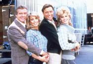 Klar: Stuntmann Colt Seavers (Lee Majors, Bild links) war der Held der Serie. Den beeindruckendsten Auftritt in jeder Folge "Ein Colt für alle Fälle" hatte aber seine Assistentin Jody Banks (zweite von links): Wenn sie im Vorspann im knappen Bikini durch eine Saloon-Türe kam, bekamen Millionen (männlicher) TV-Zuschauer Schnappatmung ... (Bild: Das Vierte / 20TH Century Fox NBC UNIVERSAL Global Networks)