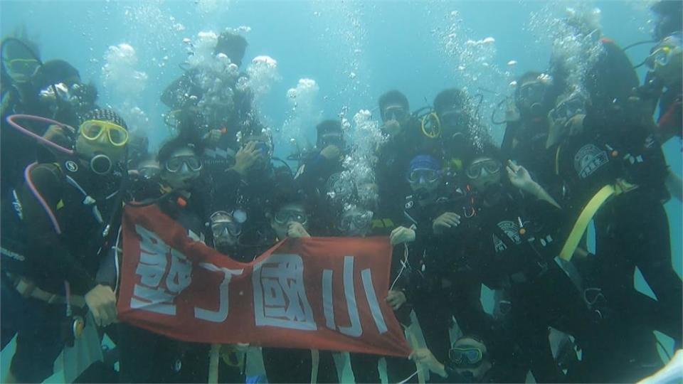 好酷！墾丁國小海中畢典　 畢業生下潛5米領證書