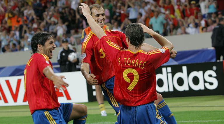 Nacido en Tandil, Mariano Pernía, con la camiseta 3, abraza a Fernando Torres, autor de un gol para España en el Mundial Alemania 2006; con ellos, Raúl González Blanco.