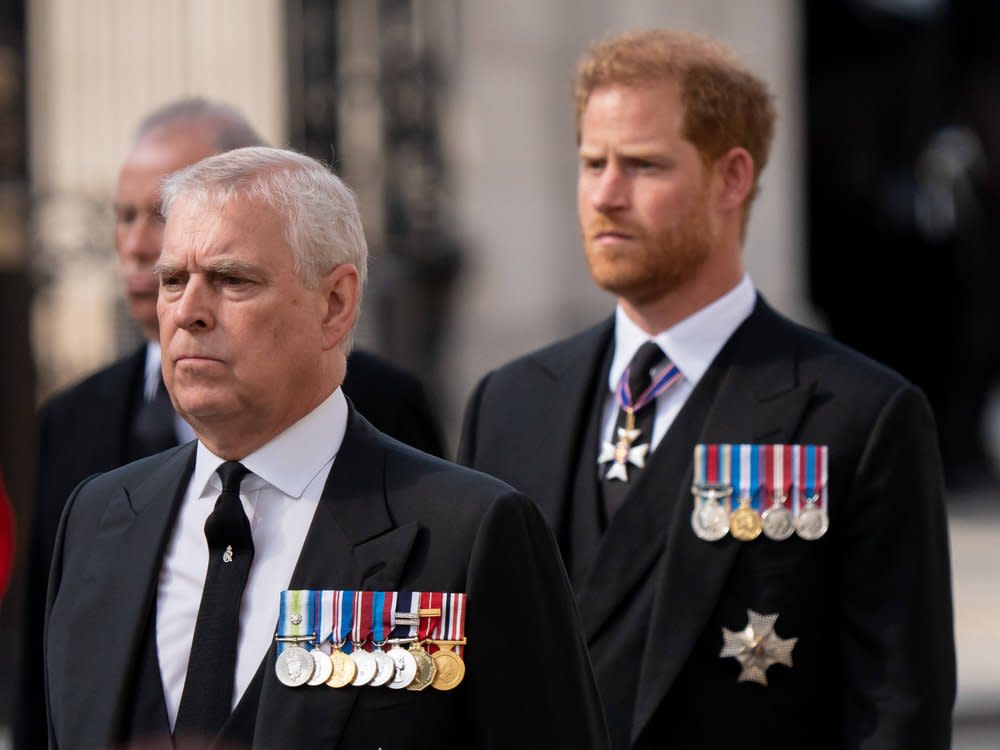 Prinz Andrew (li.) und Prinz Harry auf der Beerdigung der Queen. (Bild: imago/News Images)