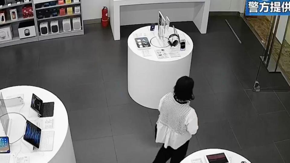 婦人一進入店內，就在展示櫃間徘徊，鎖定偷竊目標。（圖／翻攝自新聞110微博）