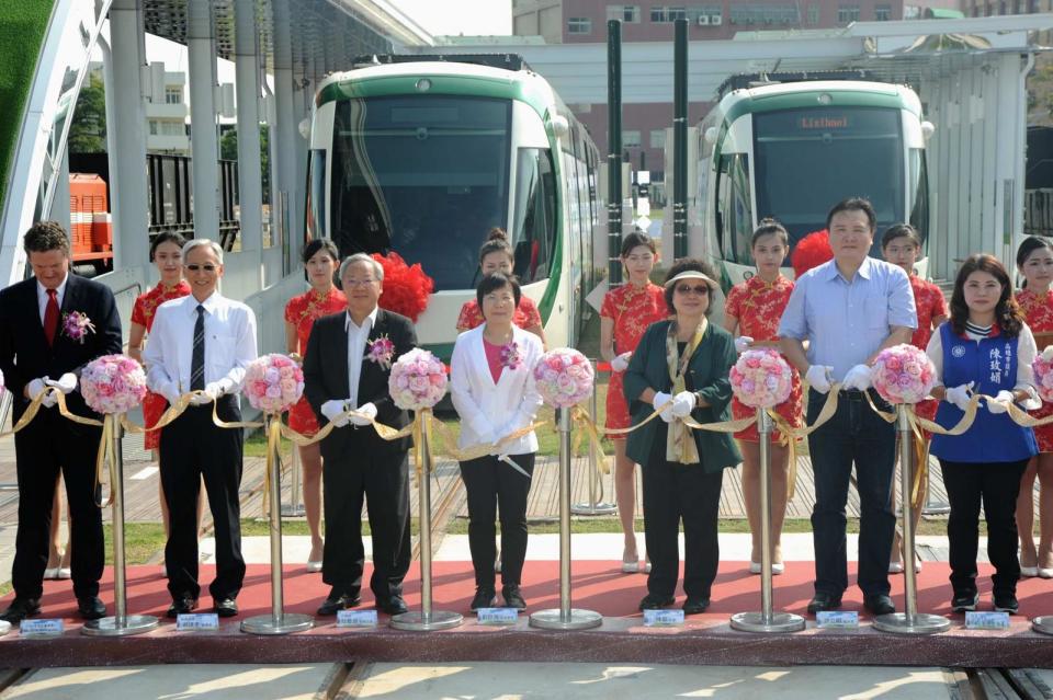 ▲高雄環狀輕軌第一階段完工暨通車典禮，由陳菊市長與交通部政務次長范植  谷等人共同剪綵。（圖／高市府提供,2017.09.26）