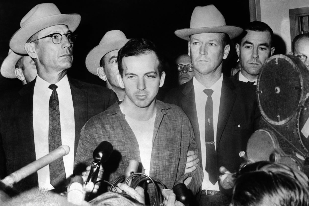 <p>Imagen fechada el 22 de noviembre de 1963 del asesino del presidente estadounidense John F.Kennedy, Lee Harvey Oswald, durante una conferencia de prensa después de su arresto.</p> (AFP via Getty Images)