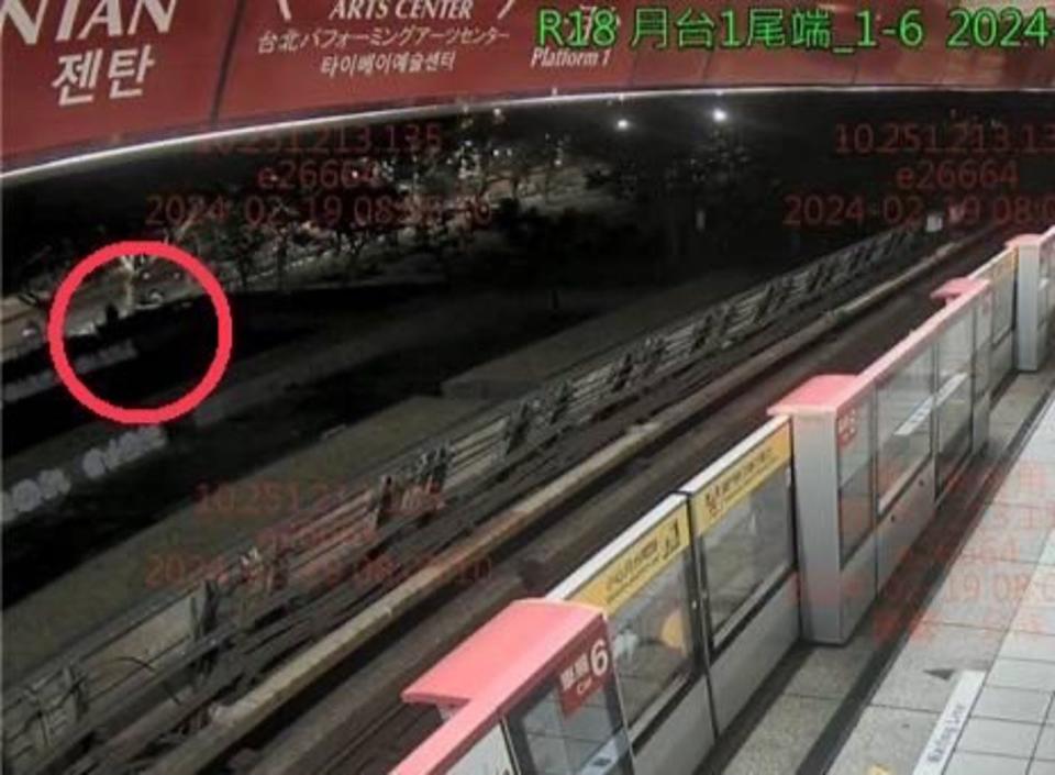 警方調閱站體監視器，發現塗鴉客翻越圍籬（紅圈）潛入捷運站機房。（翻攝畫面）