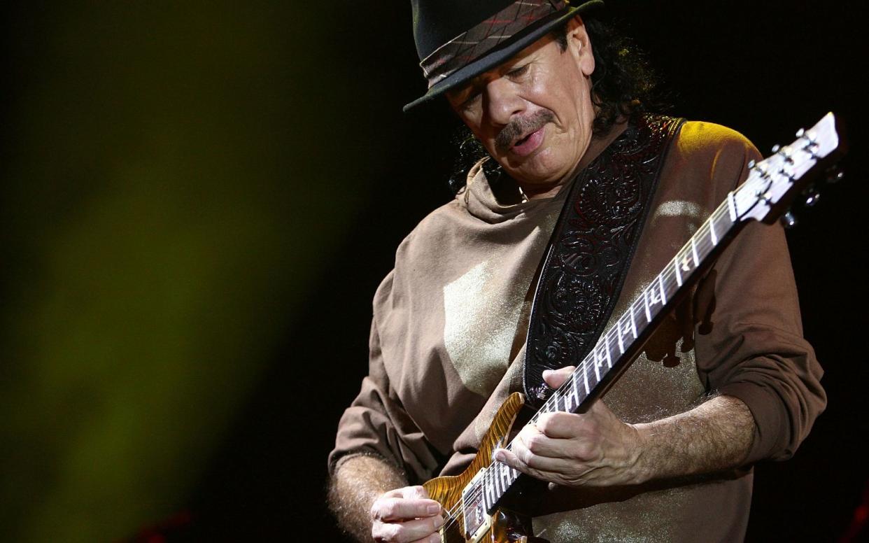 Premium Gitarrist Carlos Santana kollabierte während eines Auftritts und musste mit einer Trage abtransportiert werden. (Bild: Paul Kane/Getty Images)