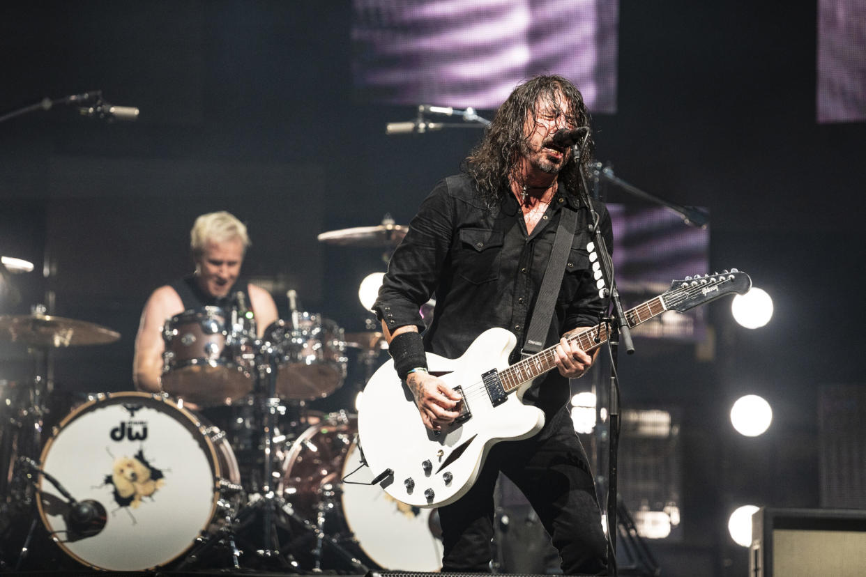 Foo Fighters Welcome Shania Twain For 'Best Of You' In Austin