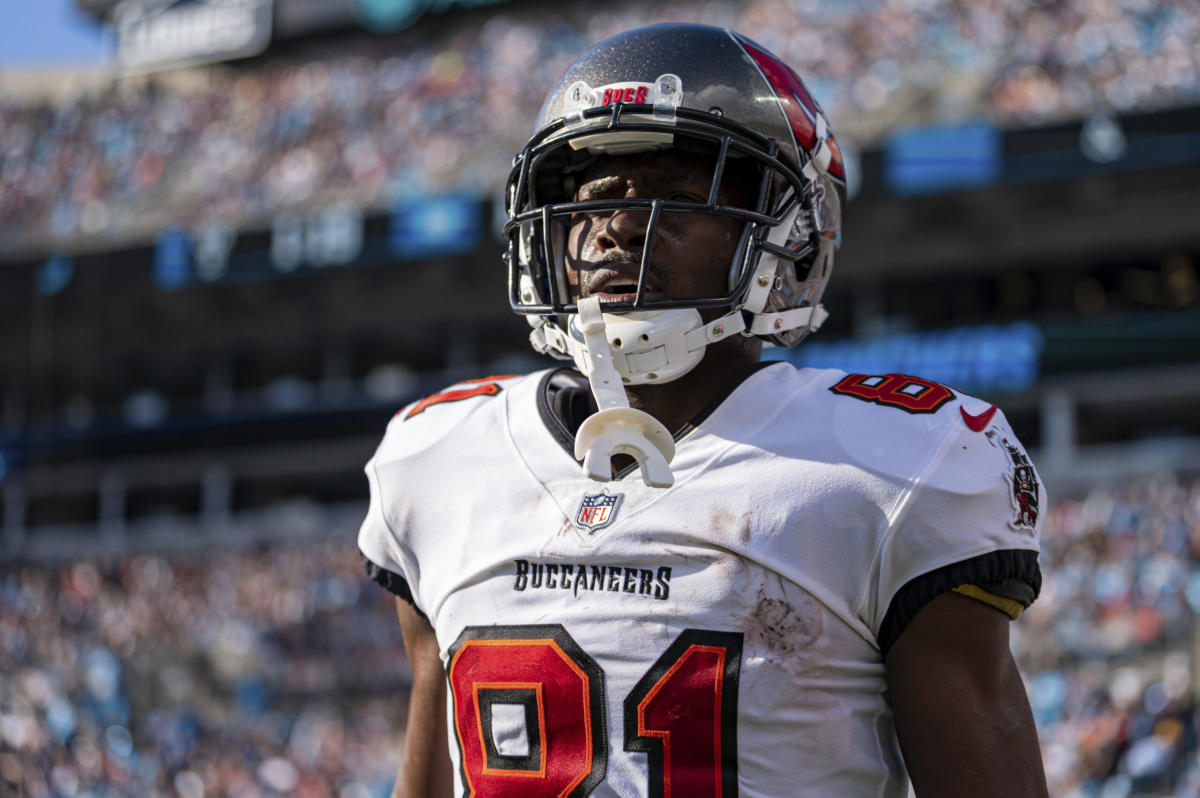 Ravens quarterback Lamar Jackson works out with Antonio Brown