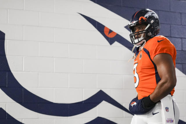 Russell Wilson's shoulder looking great in Broncos warmups