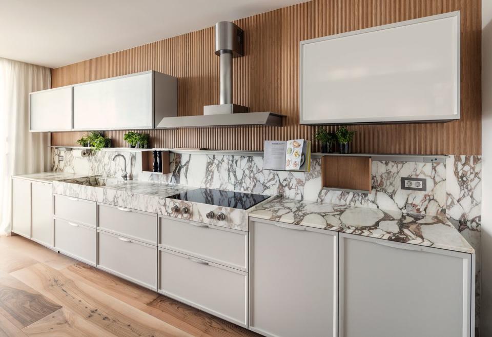 cocina con encimera de mármol y frente de madera