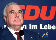 <p>1999<br> Nach Aufdeckung der CDU-Spendenaffäre gesteht Kohl, er habe von heimlichen Konten gewusst und Spenden in Millionenhöhe entgegengenommen. Wer der Spender gewesen sei, gab er allerdings nicht Preis und beharrte darauf, demjenigen Anonymität zugesichert zu haben. (Bild: AP Photo/Roberto Pfeil) </p>