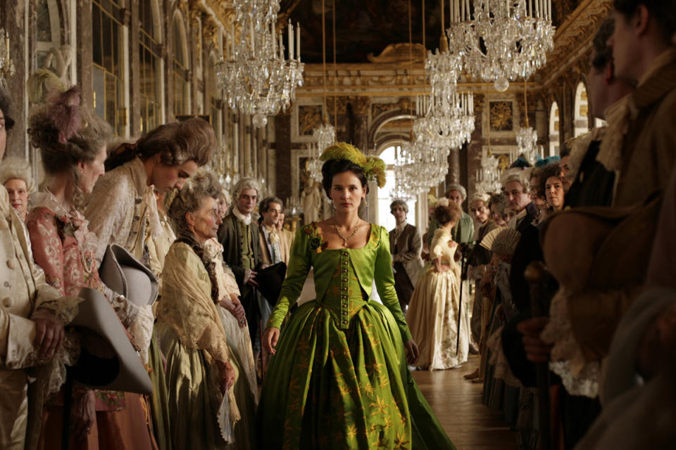 Virginie Ledoyen 在《別矣，瑪麗皇后》（Farewell, My Queen）飾演 Gabrielle de Polastron, duchesse de Polignac，身穿綠色服飾。