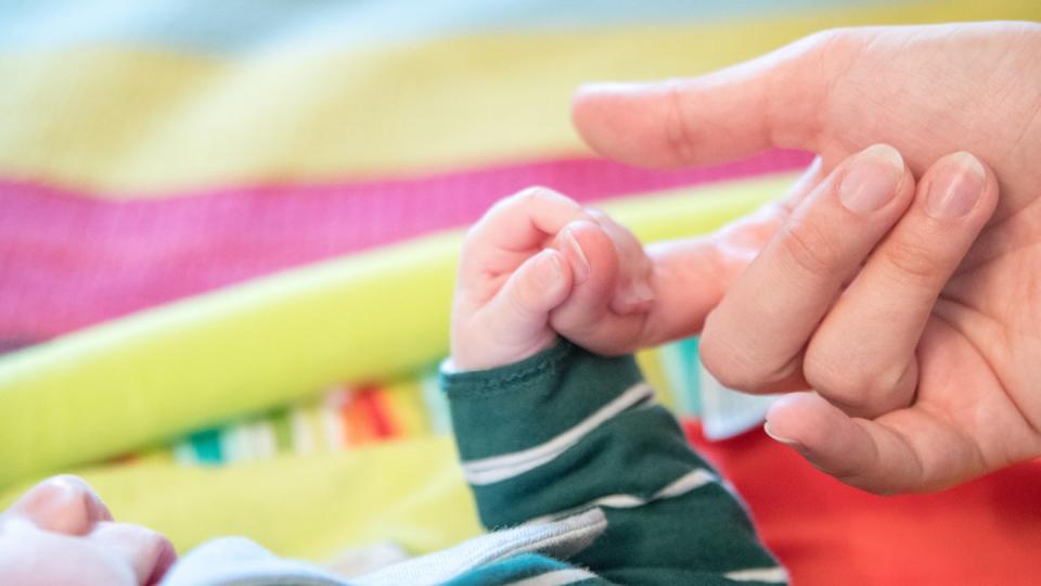 Eltern können mit Hilfe des Kinderfreibetrags ihre Steuerlast senken - das Finanzamt prüft dabei, ob sie davon stärker profitieren als vom Kindergeld. Foto: Andrea Warnecke/dpa-tmn