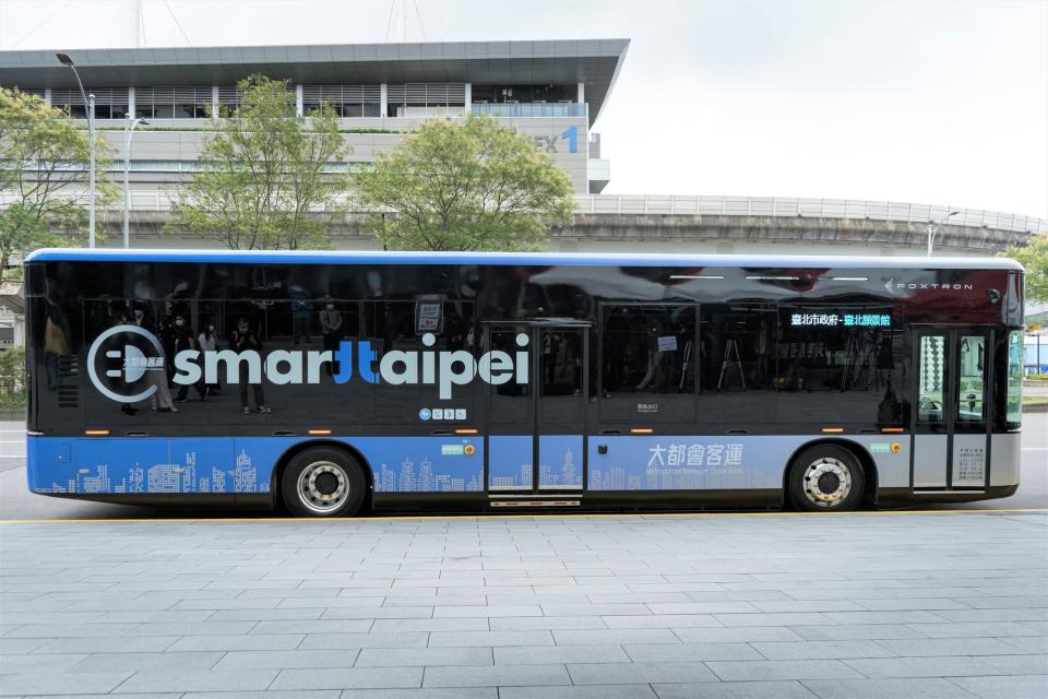 2030年市區公車將迎來電動時代。至於，長途客運、運輸卡車使用氫燃料電池會是一個比較好的零碳排解方。(圖片來源：鴻海)