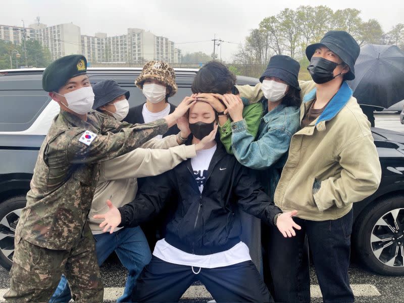▲BTS防彈少年團成員j-hope（中）於4月入伍。（圖／翻攝BTS Twitter）