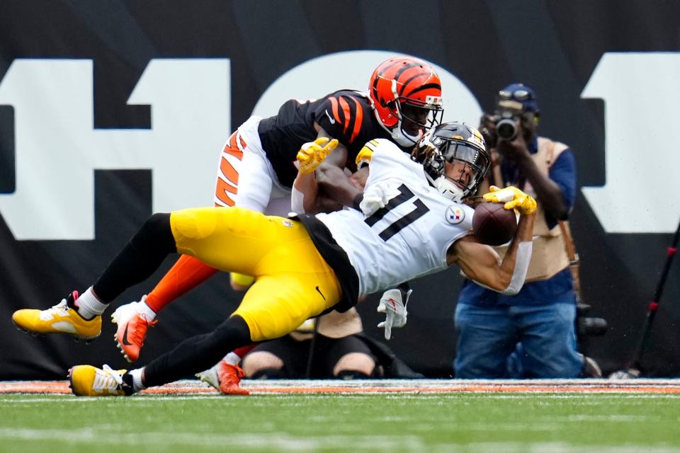 Bengals cornerback Mike Hilton defends Steelers wide receiver Chase Claypool. Hilton, a former Steeler, said he plans to return for the Bengals game next Sunday in Pittsburgh.