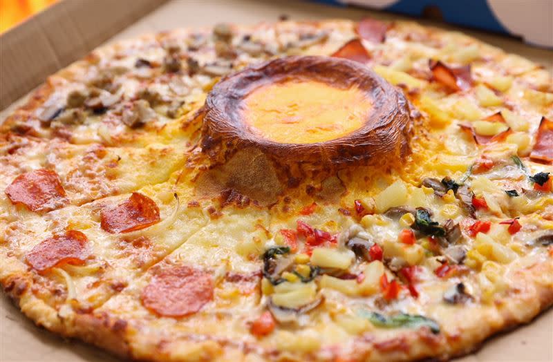 達美樂2024推出首波新品「起司火山四喜披薩」，每一個火山披薩上搭盛滿滿200g的熔岩起司醬。（圖／達美樂提供）