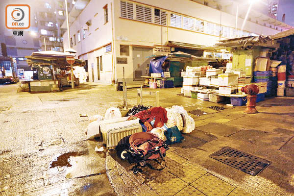 油麻地：街道上放有多袋載有食物殘渣的垃圾。