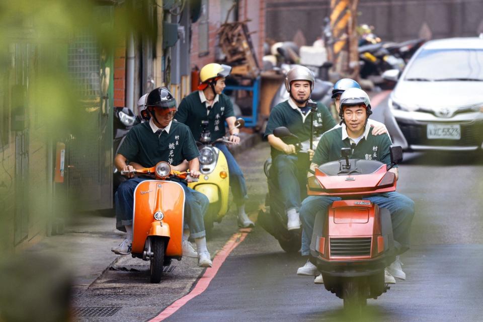 姚元浩（左起）、禾浩辰、Matzka、郭泓志騎著摩托車現身基隆瑞芳街頭。（好看娛樂提供）