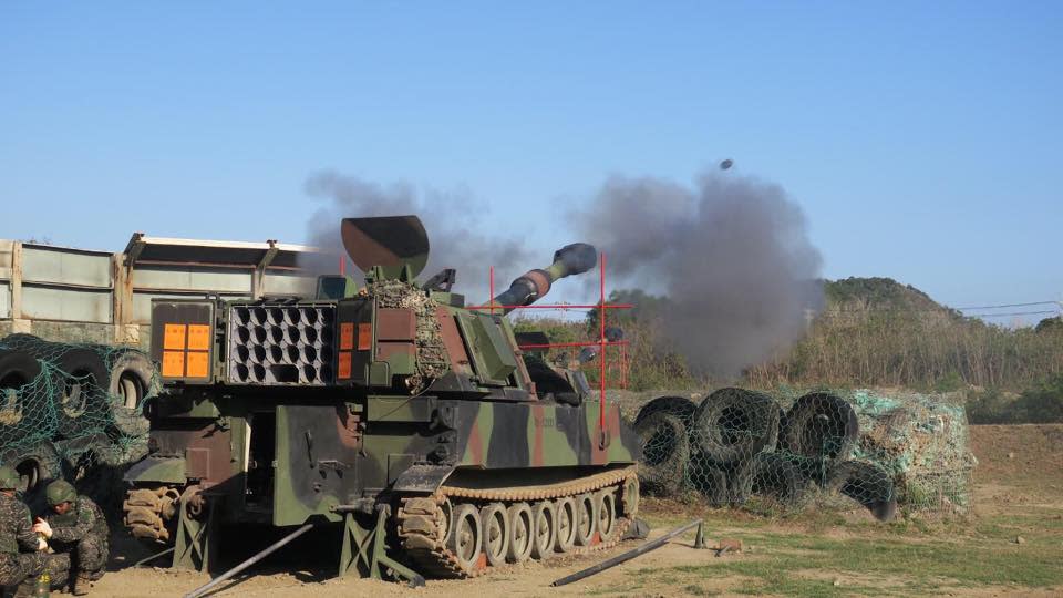 66旅砲兵營的M109自走砲車在屏東三軍聯訓基地進行實彈射擊。翻攝海軍臉書
