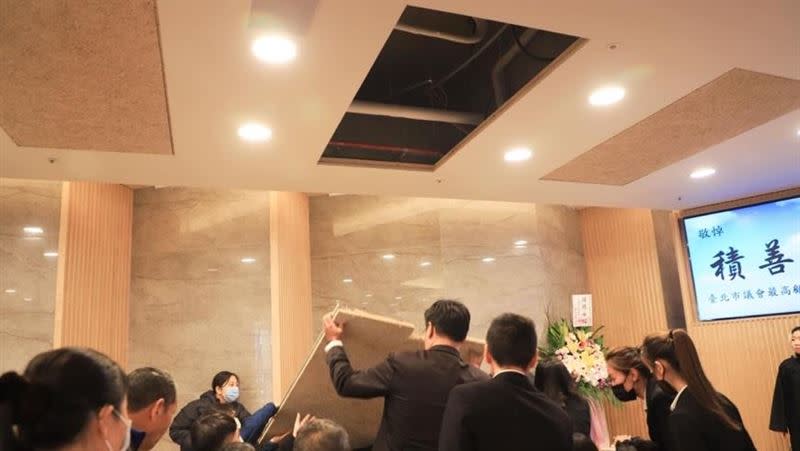 台北市第二殯儀館新落成的景行樓至仁4廳發生天花板掉落意外。（圖／翻攝畫面）