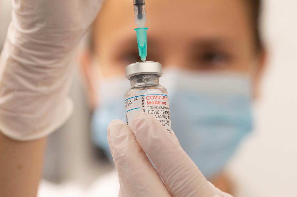 Die Corona-Auffrischungsimpfungen sollen verstärkt mit dem Impfstoff von Moderna vorgenommen werden. (Bild: REUTERS/Arnd Wiegmann)
