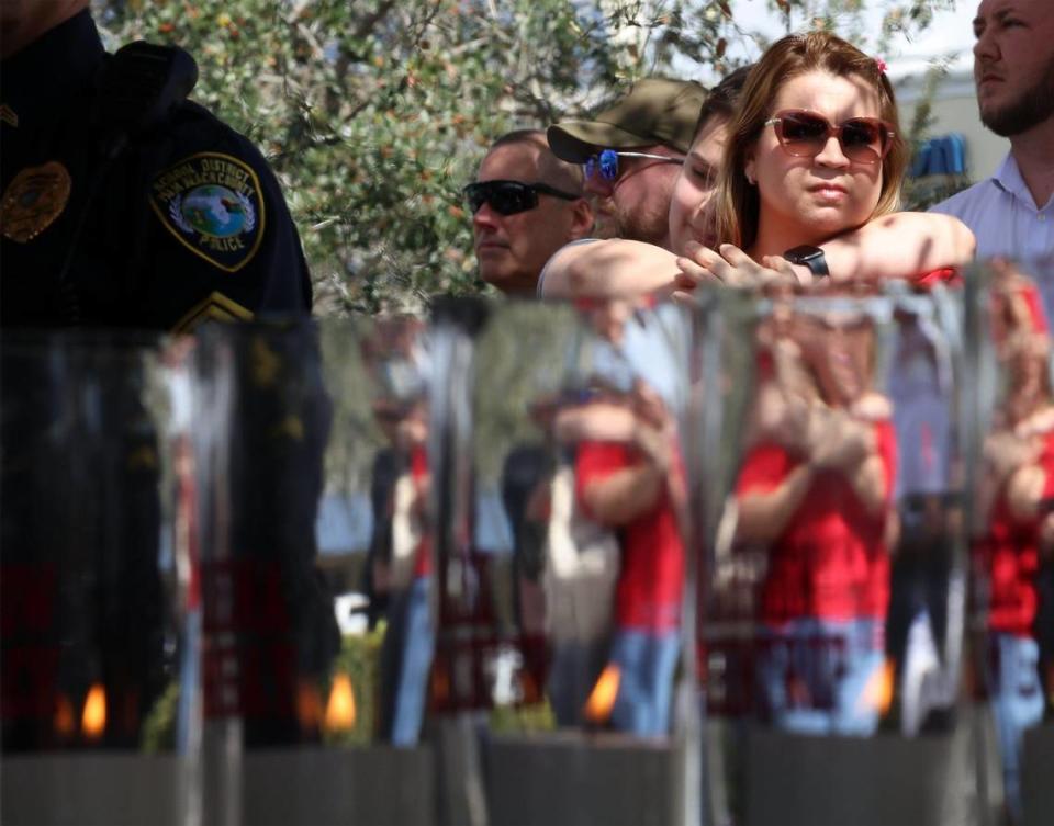 Miembros de la comunidad se reúnen mientras se encienden velas por cada víctima en recuerdo de las víctimas del tiroteo del Día de San Valentín de 2018 en Margaret Stoneman Douglas, en Coral Springs, el miércoles 14 de febrero de 2024. El centro de bienestar Eagles' Haven conmemoró el Día de San Valentín de 2018, en Coral Springs, el miércoles 14 de febrero de 2024.