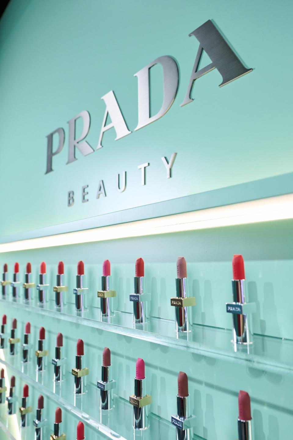 Prada Beauty香港香水及美妝專櫃登場！30款人氣絲絨唇膏、話題薄荷綠潤唇膏、眼影、粉底液在港都買到