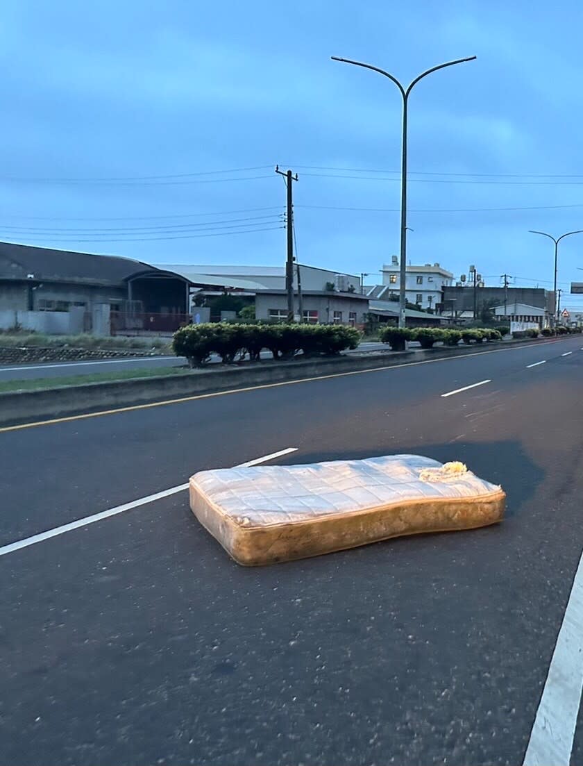 雙人床墊遭吹起飛向馬路。民眾提供