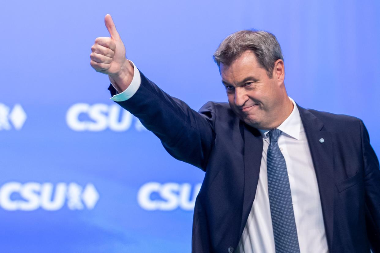 Markus Söder, CSU-Parteivorsitzender und Ministerpräsident von Bayern, steht beim CSU-Parteitag nach seiner Rede auf der Bühne. 