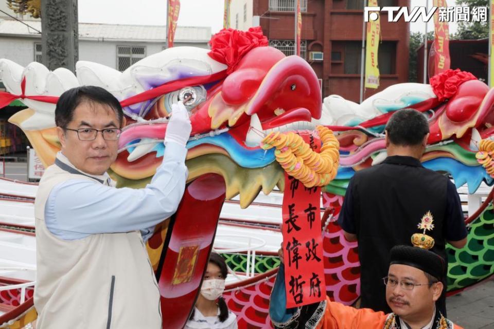 「2024臺南國際龍舟錦標賽」於本週登場，市長黃偉哲為龍舟點睛