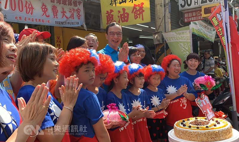 喜迎雙十國慶，前新北市長朱立倫今天與無黨籍新北市議員李翁月娥聯袂發送國慶蔥油餅（後中），還和中華民國同天生日的國慶寶寶，以及支持者們一起唱生日快樂歌慶祝。（中央社）