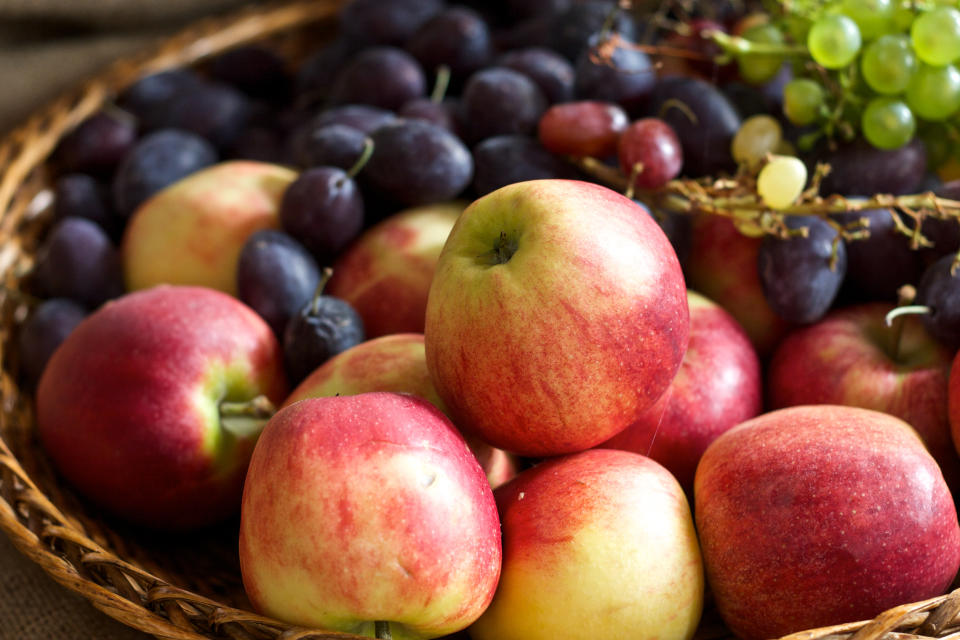 Manzanas y uvas no solo son ricas en polifenoles, sino en muchos otros nutrientes beneficiosos para el organismo. (Getty Creative)