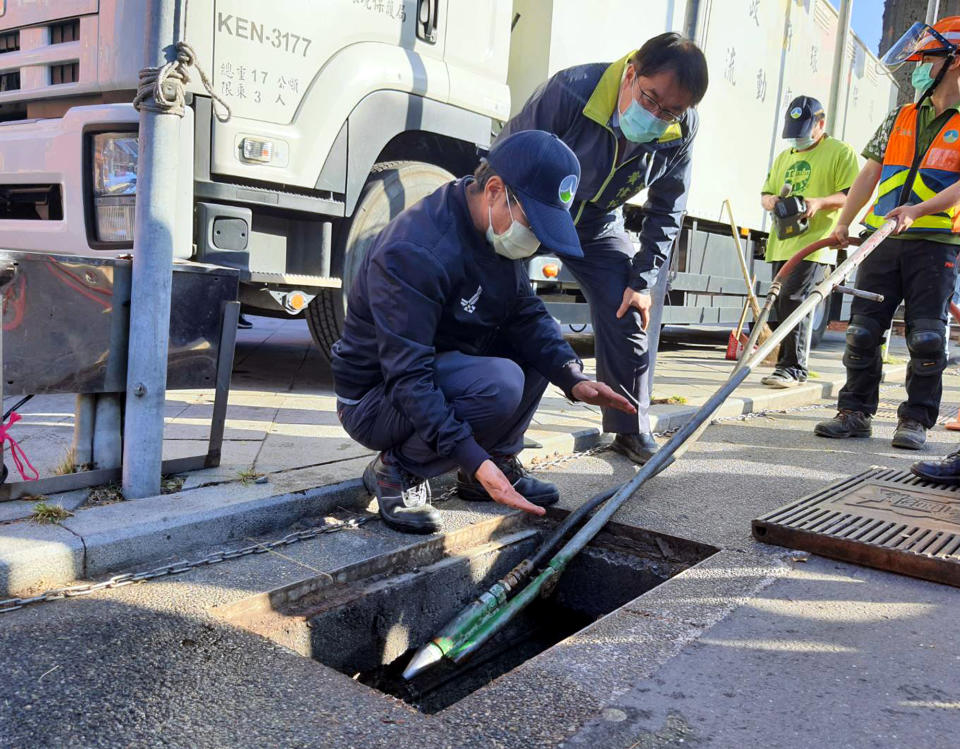 市長黃偉哲視察環保局溝渠隊員清溝作業。（記者陳治交攝）