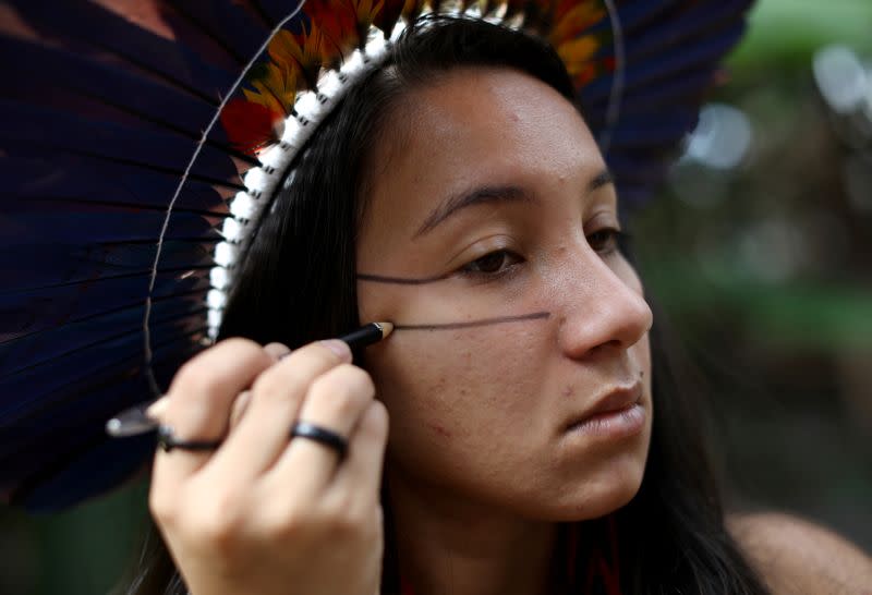 Samela Satere-Mawe, estudiante de biología y activista indígena de 24 años, se prepara una pintura tradicional en su casa, que también es la sede de la Asociación de Mujeres Satere Mawe en el barrio de Compensa en Manaos, estado de Amazonas, Brasil