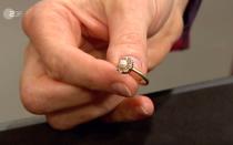 Bei der Schätzung dieses Rings, genannt "Daisy" aufgrund der Gänseblümchen-Form, wurde Expertin Wendela Horz ungewohnt poetisch und lobte die "Symbiose aus den beiden gekrönten Häuptern der Juwelengeschichte" (Perle und Diamant), hier "in Bescheidenheit verpackt" (das Gänseblümchen). (Bild: ZDF)