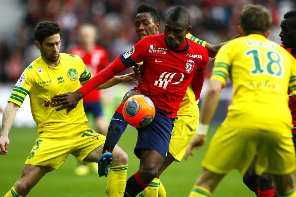 Lille's Salomon Kalou, center, controls the ball during their French League one soccer match against Nantes at the Lille Metropole stadium, in Villeneuve d'Ascq, northern France, Saturday, March 15, 2014. (AP Photo/Michel Spingler)