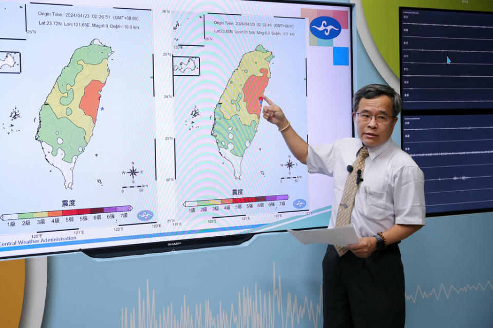 圖為地震測報中心主任吳健富在23日凌晨說明兩起規模6地震畫面。(資料照／黃世麒攝)