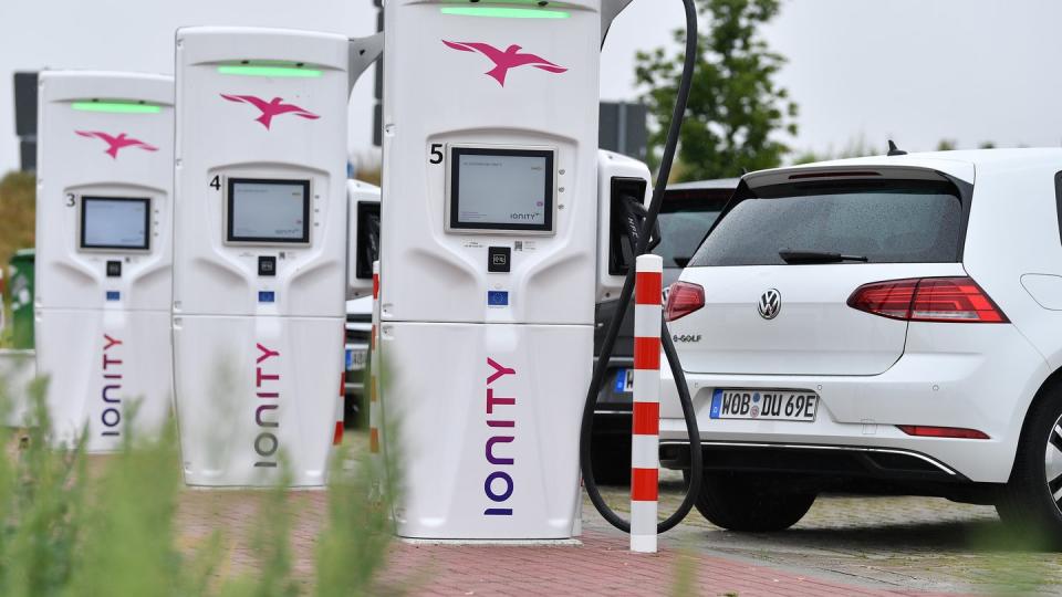 Ein flächendeckendes Ladenetz gilt als Voraussetzung für den Durchbruch von E-Autos auf dem Massenmarkt.